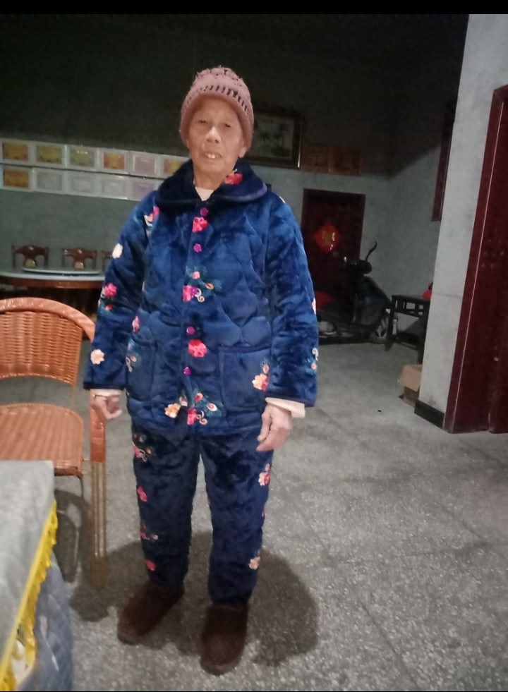 走失者照片 怀化市寻人：八旬老太走失，穿蓝底红...