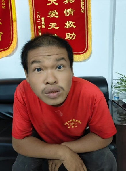 走失者照片 周口市寻亲：青年男子被救助，穿红色...