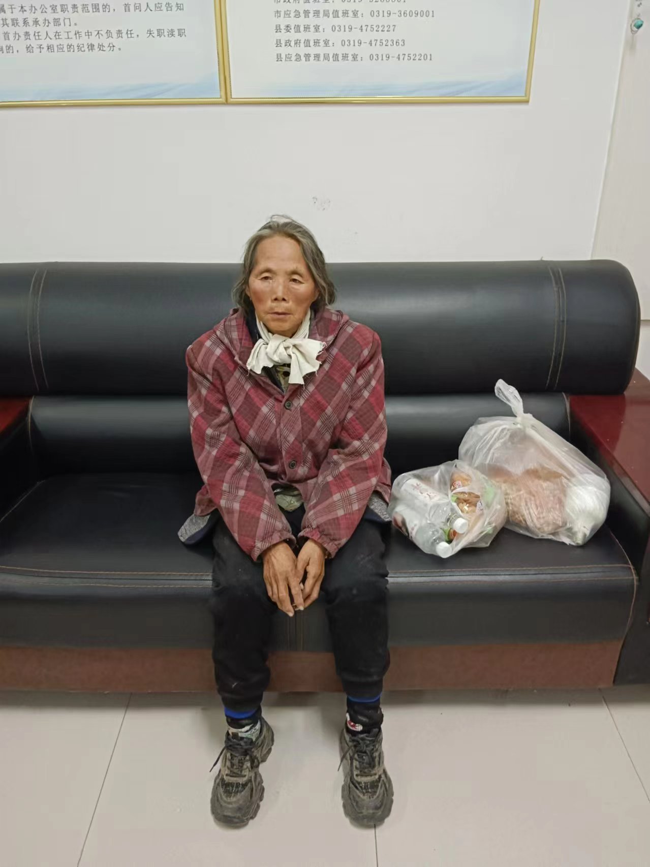 走失者照片 邢台市寻亲：六旬老太被救助，穿红色...