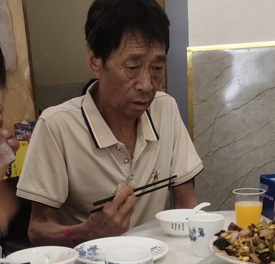 走失者照片 阜阳市寻人：五旬男子走失，穿灰色短...