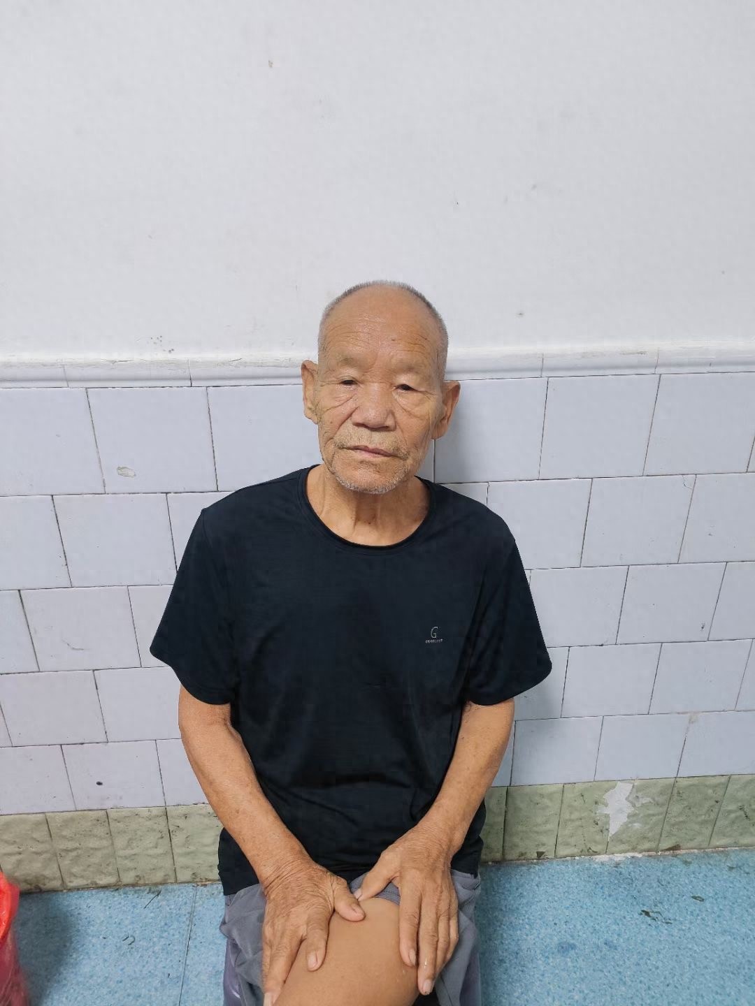 走失者照片 驻马店市寻人：八旬老人走失，穿黑色...