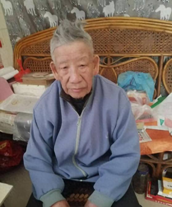 走失者照片 红河州蒙自市寻人：八旬老人走失，拄...