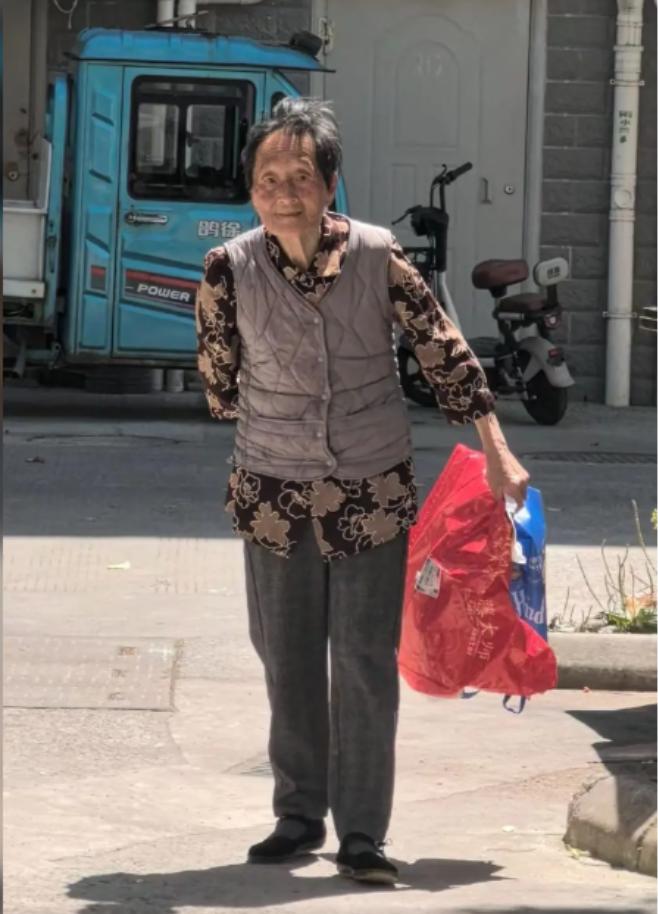 走失者照片 南通市启东市寻人：八旬老太走失，患...