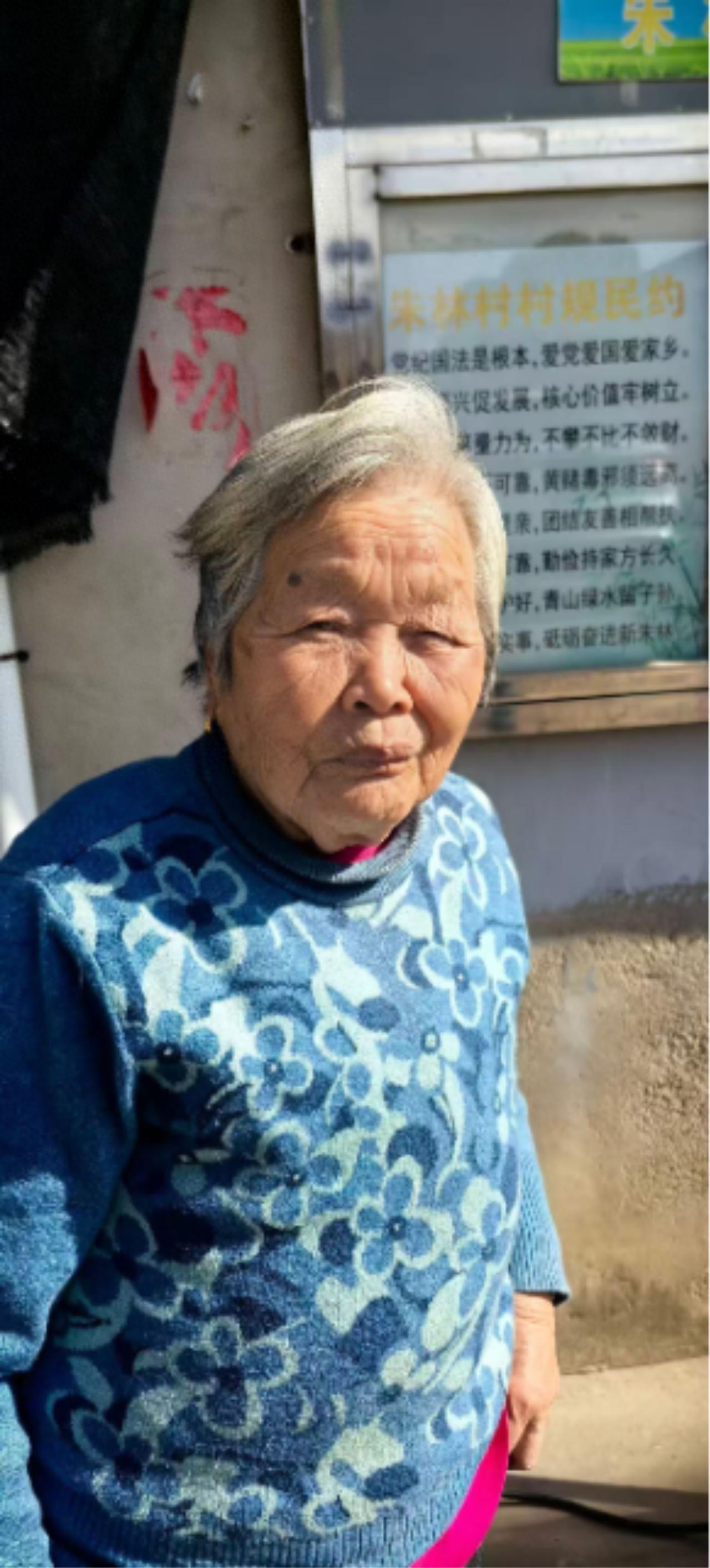 走失者照片 常州市寻人：八旬老太走失，穿红色格...