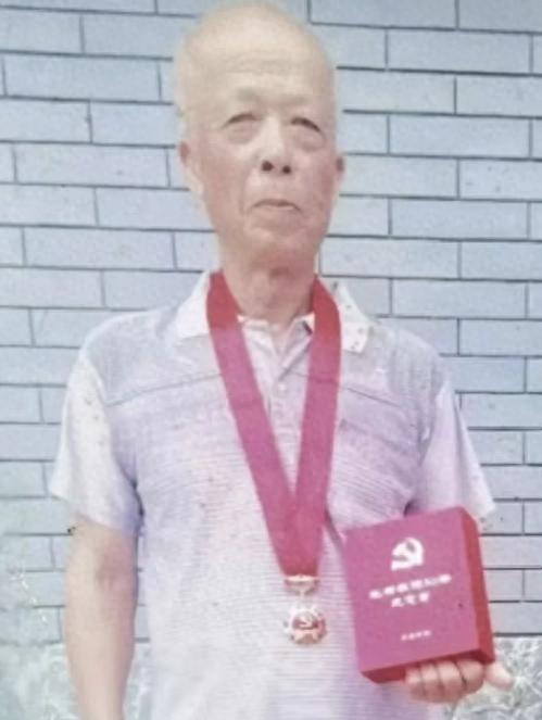 走失者照片 玉林市寻人：八旬老人走失，穿蓝色上...