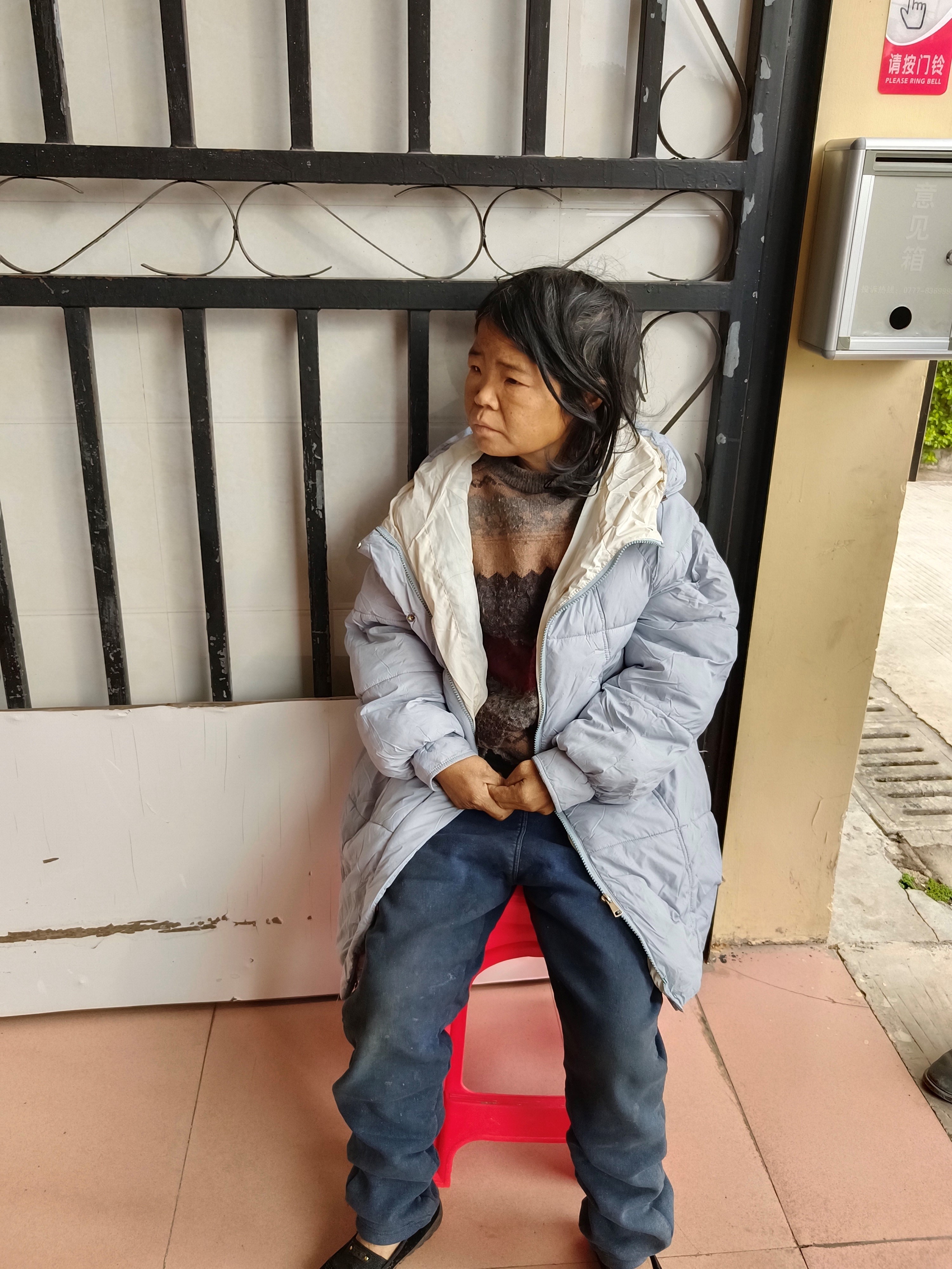 走失者照片 钦州市寻亲：五旬女子被救助，穿浅蓝...