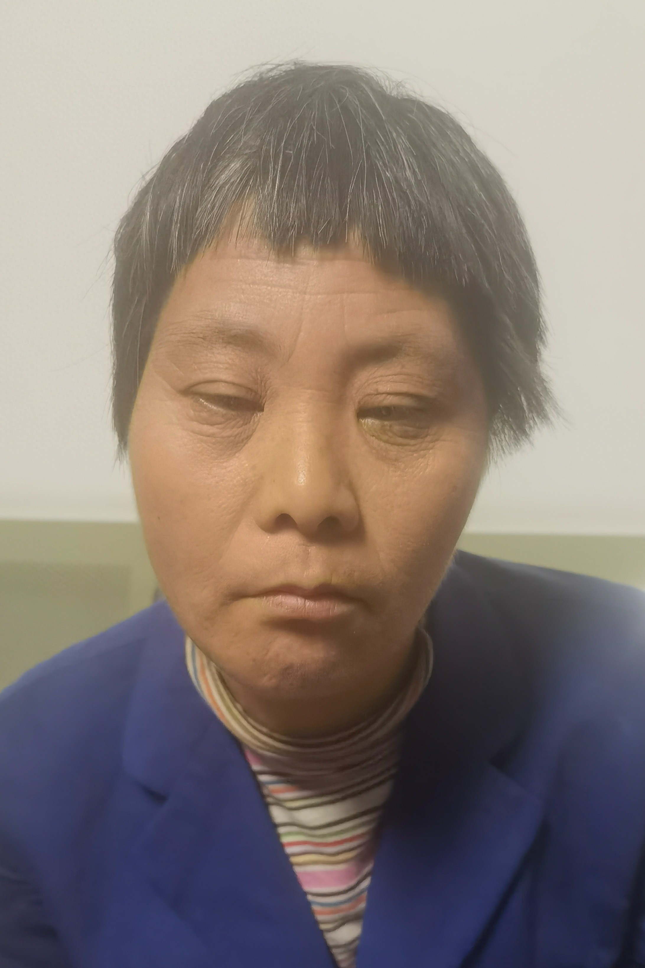 走失者照片 安阳市寻亲：五旬女子被救助，穿蓝色...