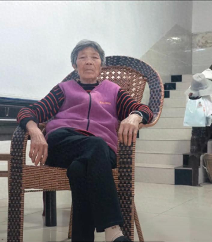 走失者照片 绵阳市寻人：八旬老太走失，穿蓝色外...