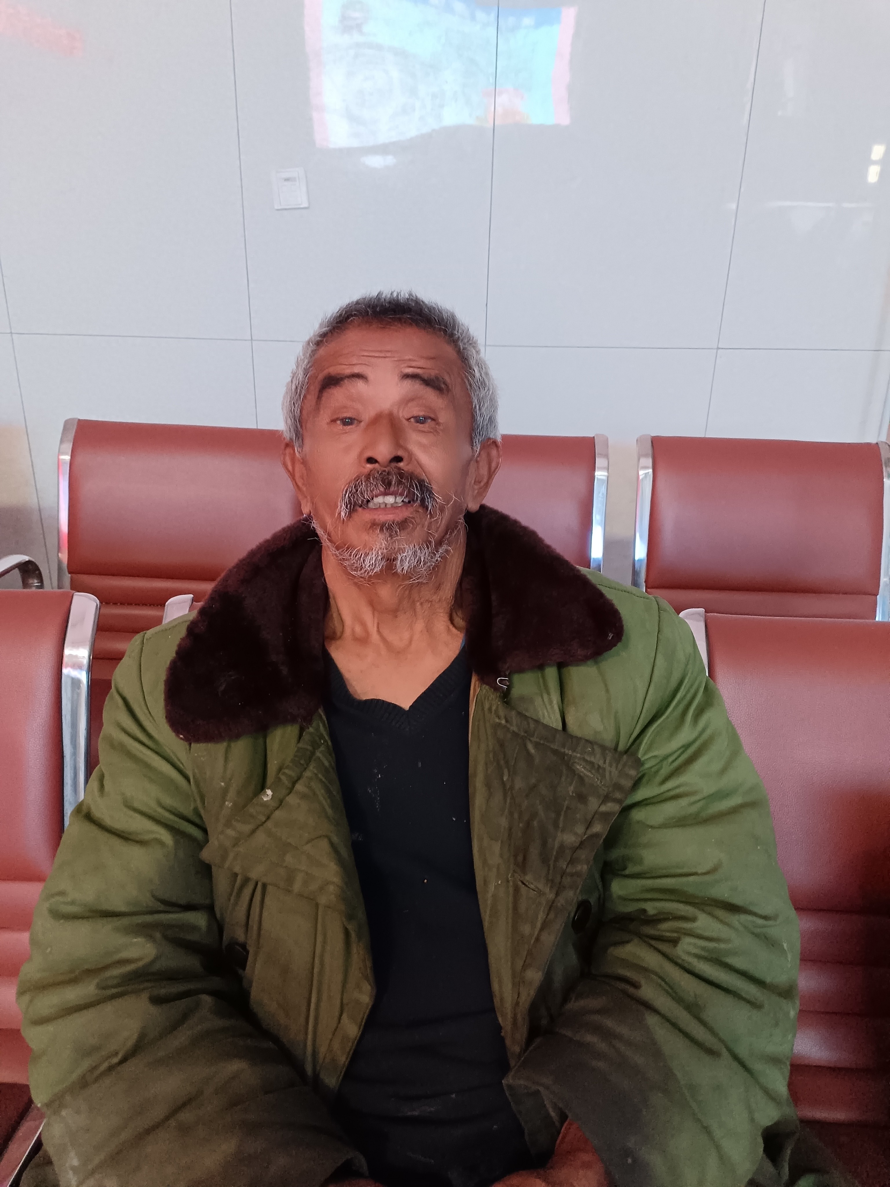 走失者照片 岳阳市寻亲：六旬老人被救助，高1米...