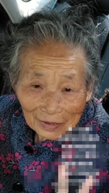 走失者照片 郴州市寻人：八旬老太走失，穿红色睡...