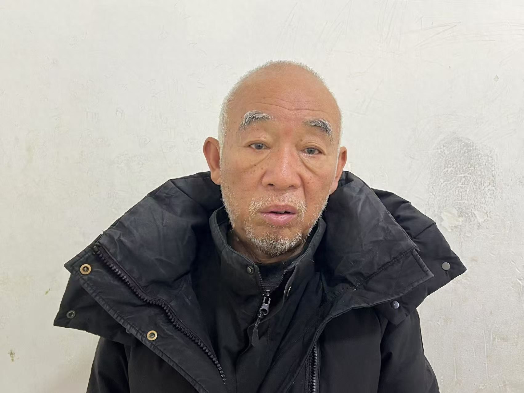走失者照片 石家庄市寻亲：六旬老人被救助，穿黑...