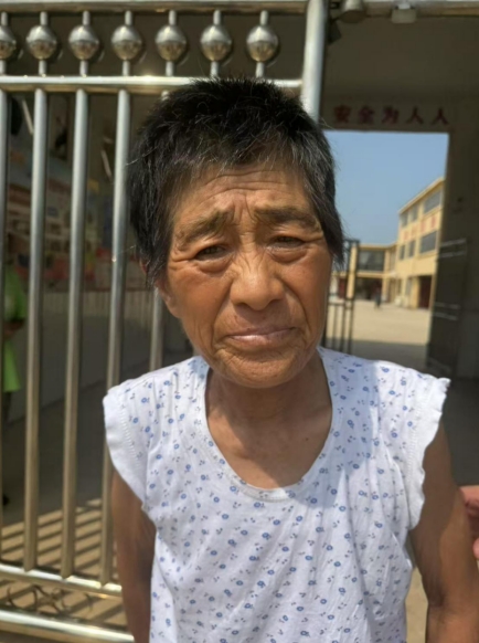 走失者照片 信阳市寻亲：七旬老太被救助，穿白色...