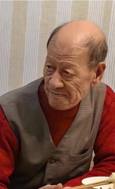 走失者照片 唐山市寻人：七旬老人走失，戴红色鸭...