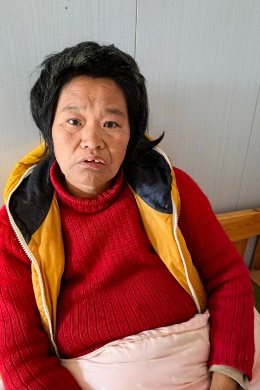 走失者照片 南阳市寻亲：五旬女子被救助，穿红色...