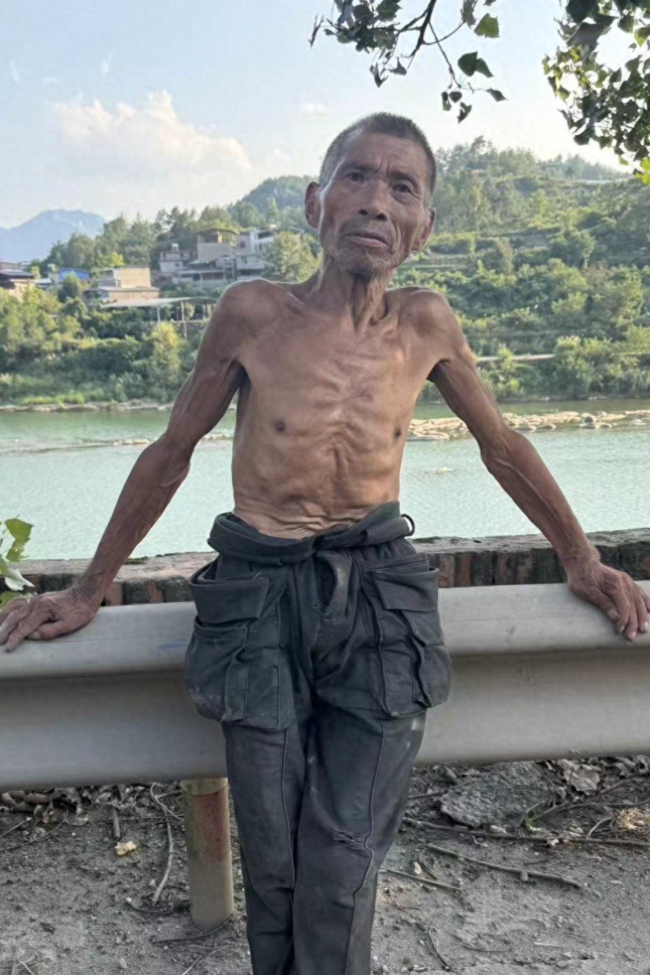 走失者照片 广元市寻亲：七旬老人被救助，穿黑色...