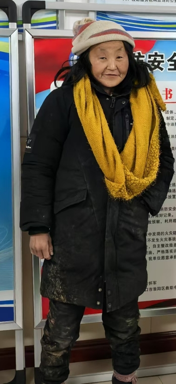 走失者照片 周口市寻亲：中年女子被救助，穿黑色...