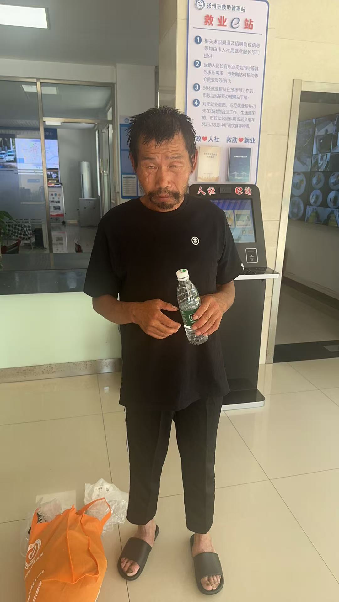 走失者照片 扬州市寻亲：六旬老人被救助，穿迷彩...