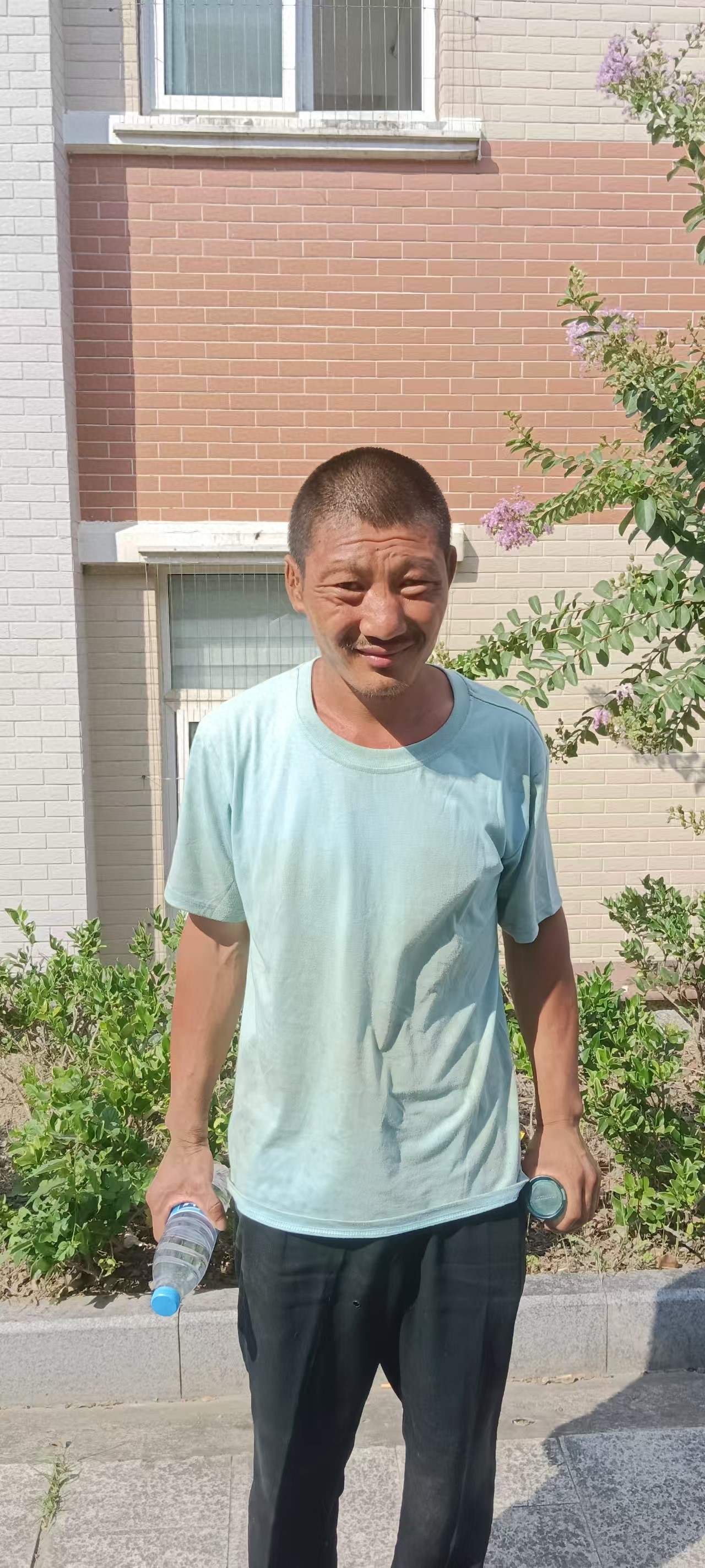 走失者照片 孝感市寻亲：中年男子被救助，穿浅绿...
