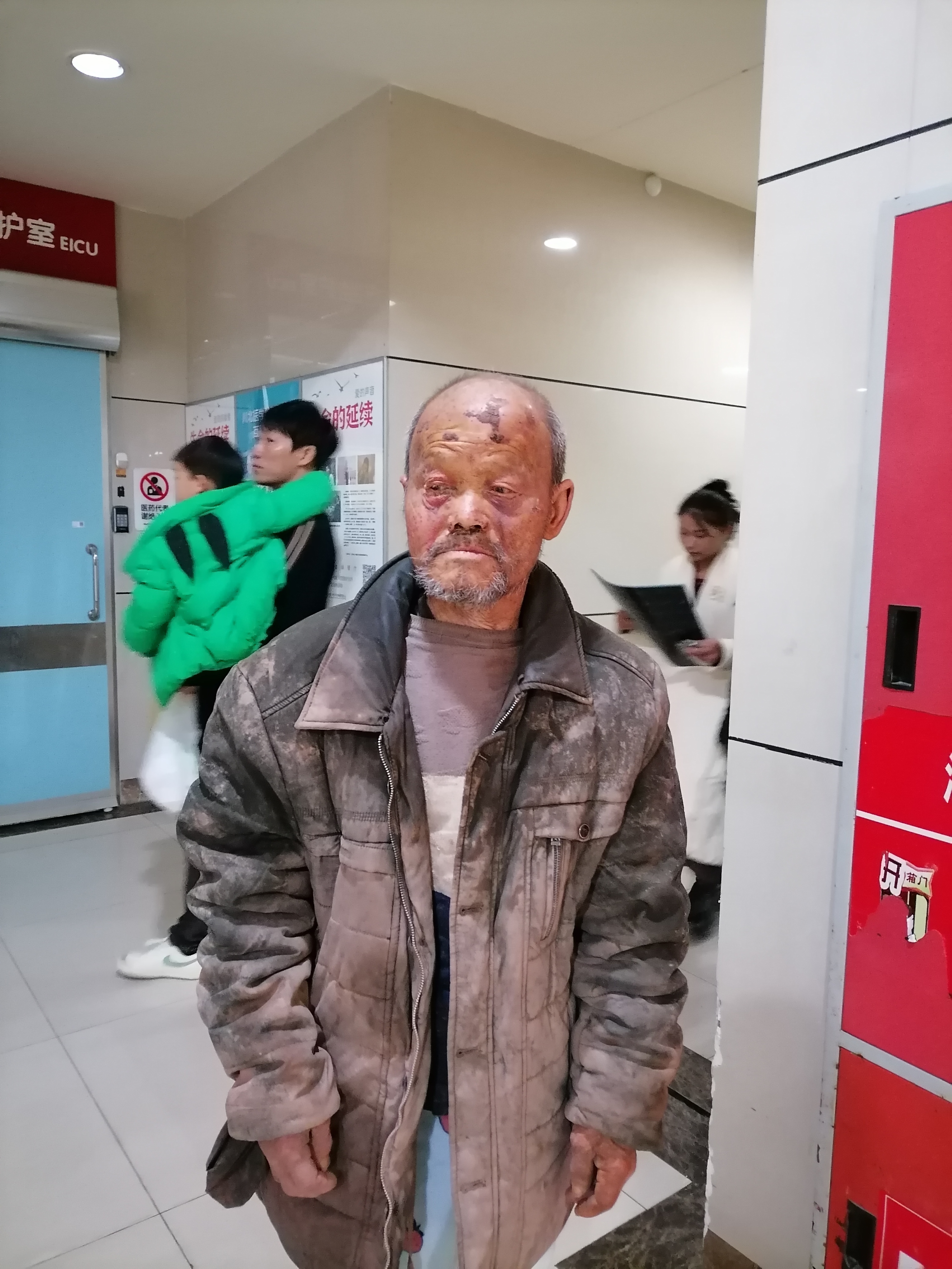 走失者照片 南充市寻亲：七旬老人被救助，穿黑色...