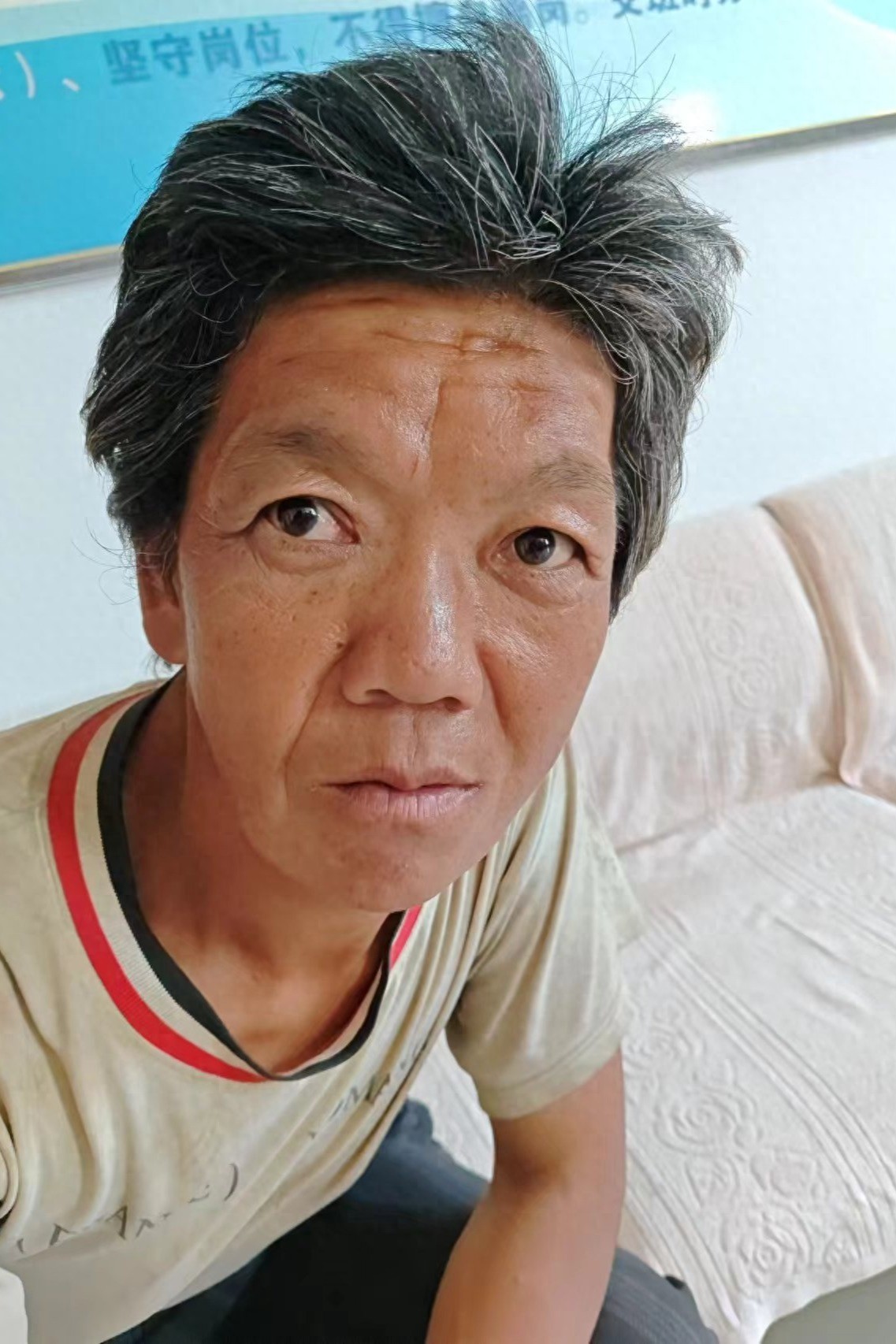 走失者照片 菏泽市寻亲：五旬女子被救助，穿灰色...