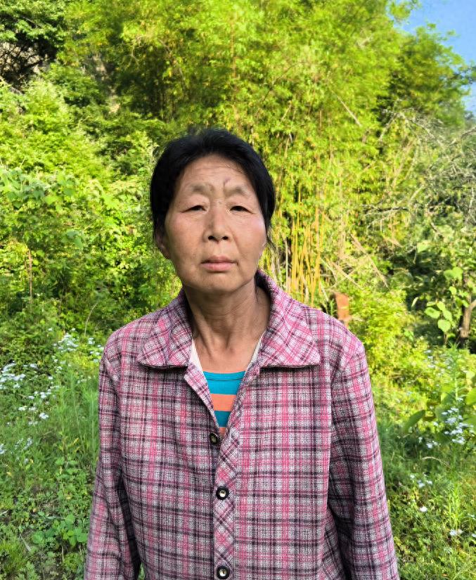 走失者照片 重庆市寻亲：五旬女子被救助，穿格子...