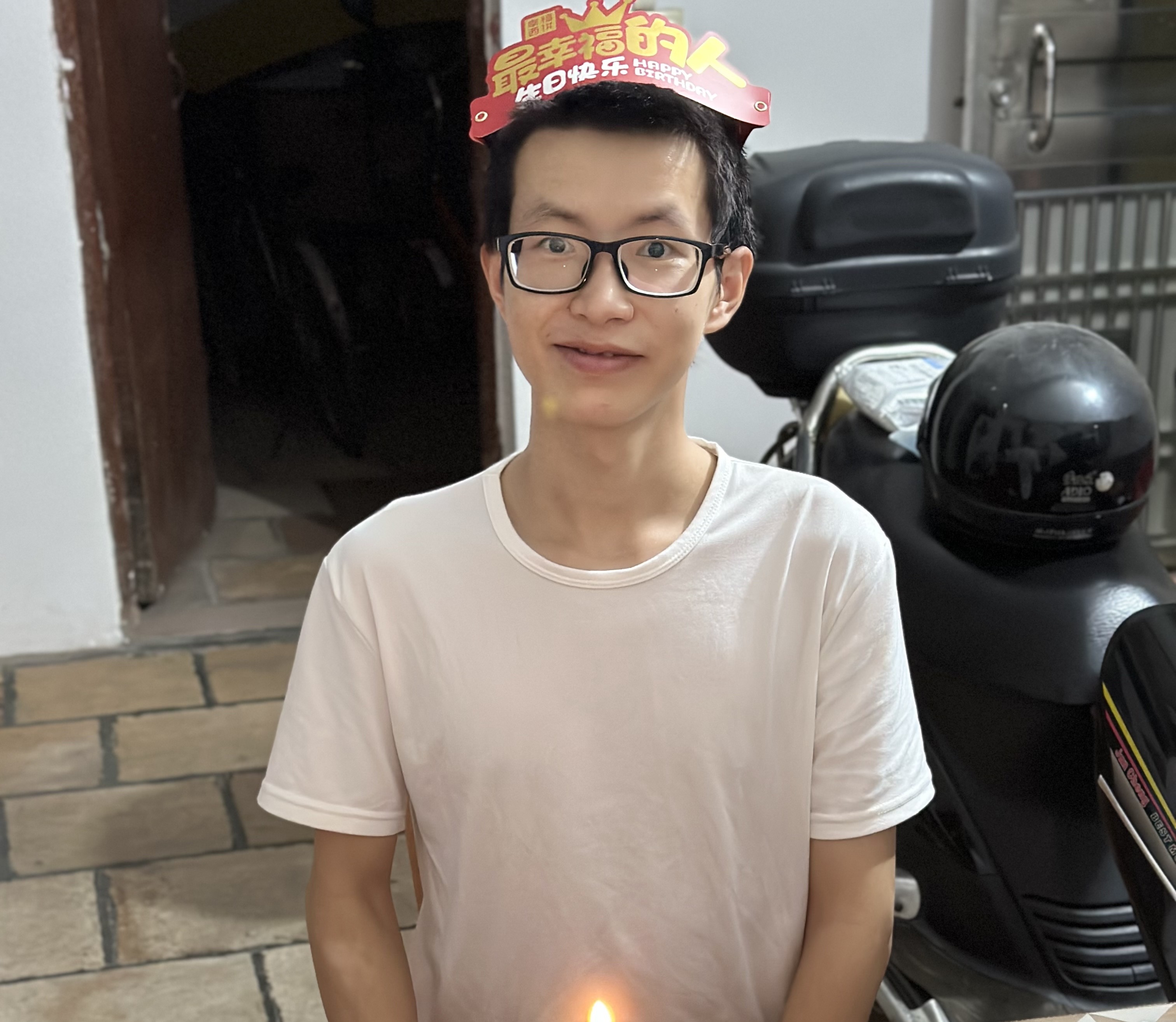 走失者照片 广州市寻人：青年男子走失，穿白色上...