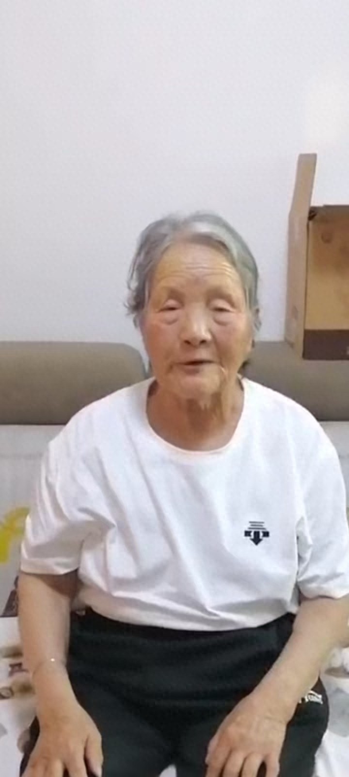 走失者照片 天津市寻人：八旬老太走失，穿红色竖...