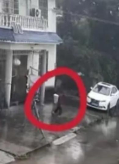走失者照片 重庆市寻人：九旬老太走失，戴红色帽...