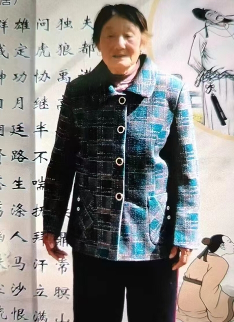 走失者照片 咸阳市寻人：七旬老太走失，穿深红色...