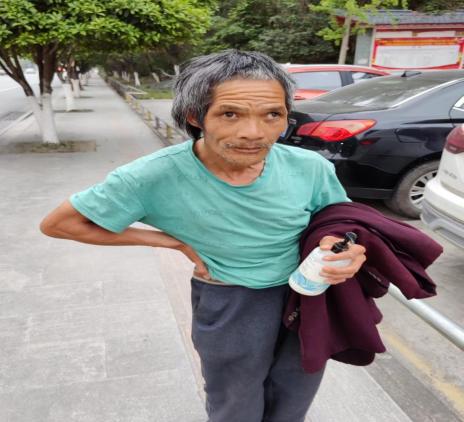 走失者照片 百色市寻亲：六旬老人被救助，穿蓝色...
