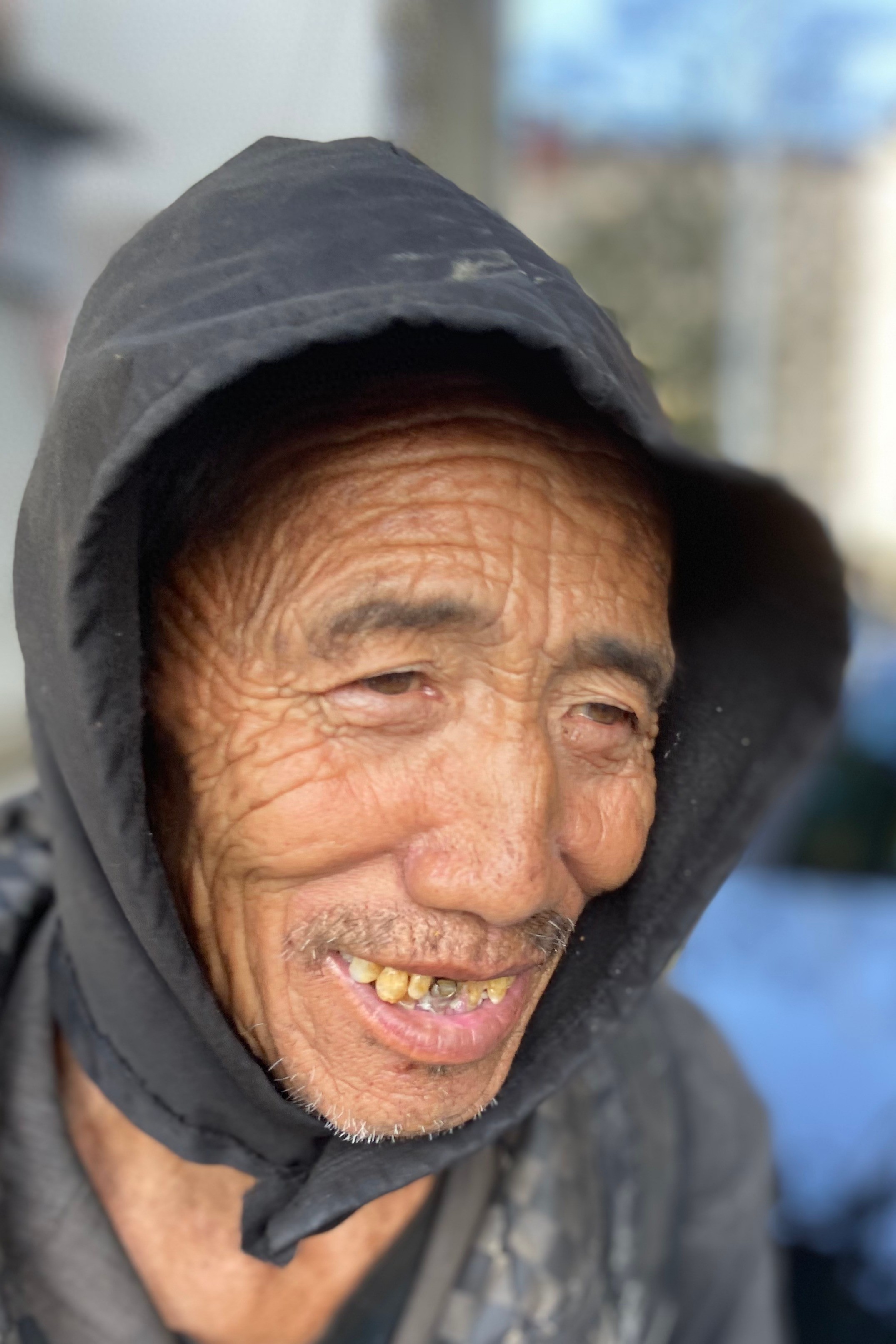 走失者照片 黔南州寻亲：六旬老人被救助，穿黑色...