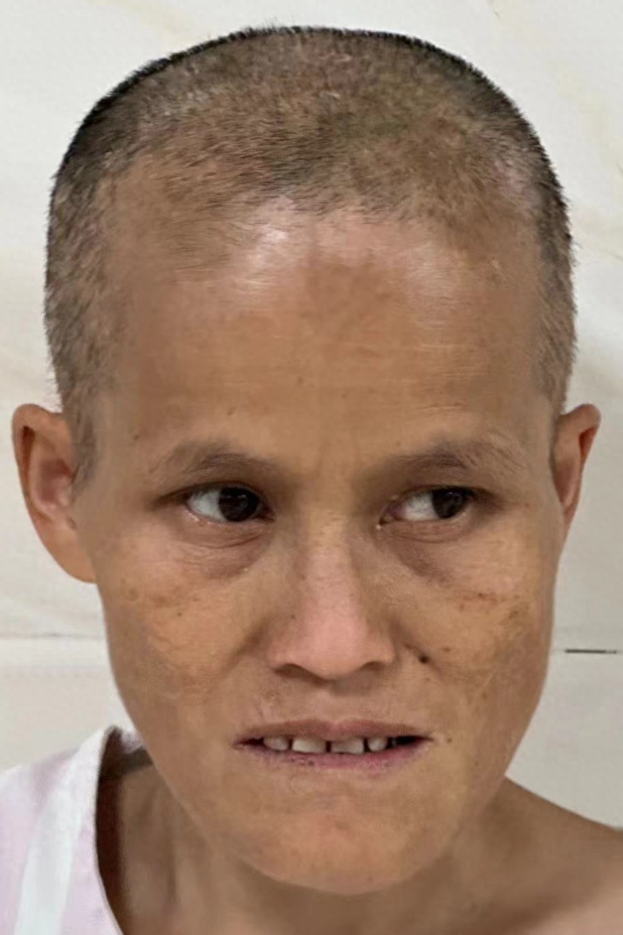 走失者照片 南宁市寻亲：中年女子被救助，高1米...