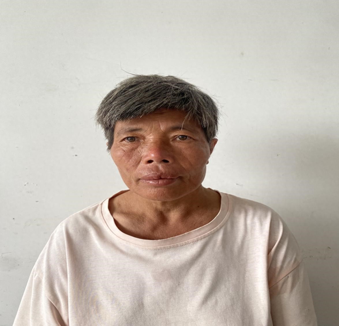 走失者照片 贵港市寻亲：六旬老太被救助，穿格纹...
