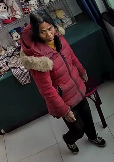 走失者照片 保定市寻人：五旬女子走失，穿红色带...