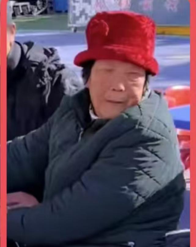 走失者照片 渭南市寻人：七旬老太走失，戴红色帽...