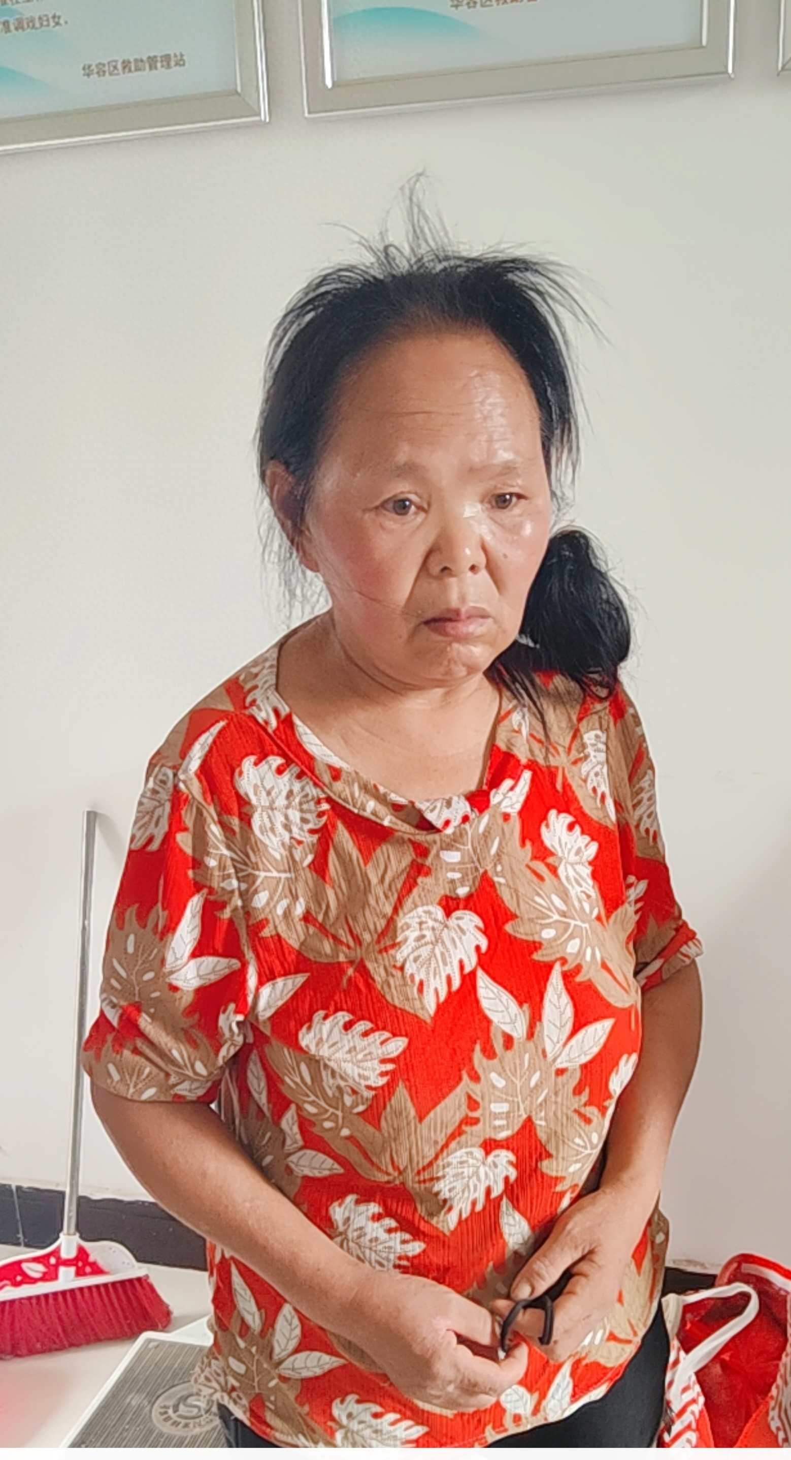 走失者照片 鄂州市寻亲：五旬女子被救助，穿红色...