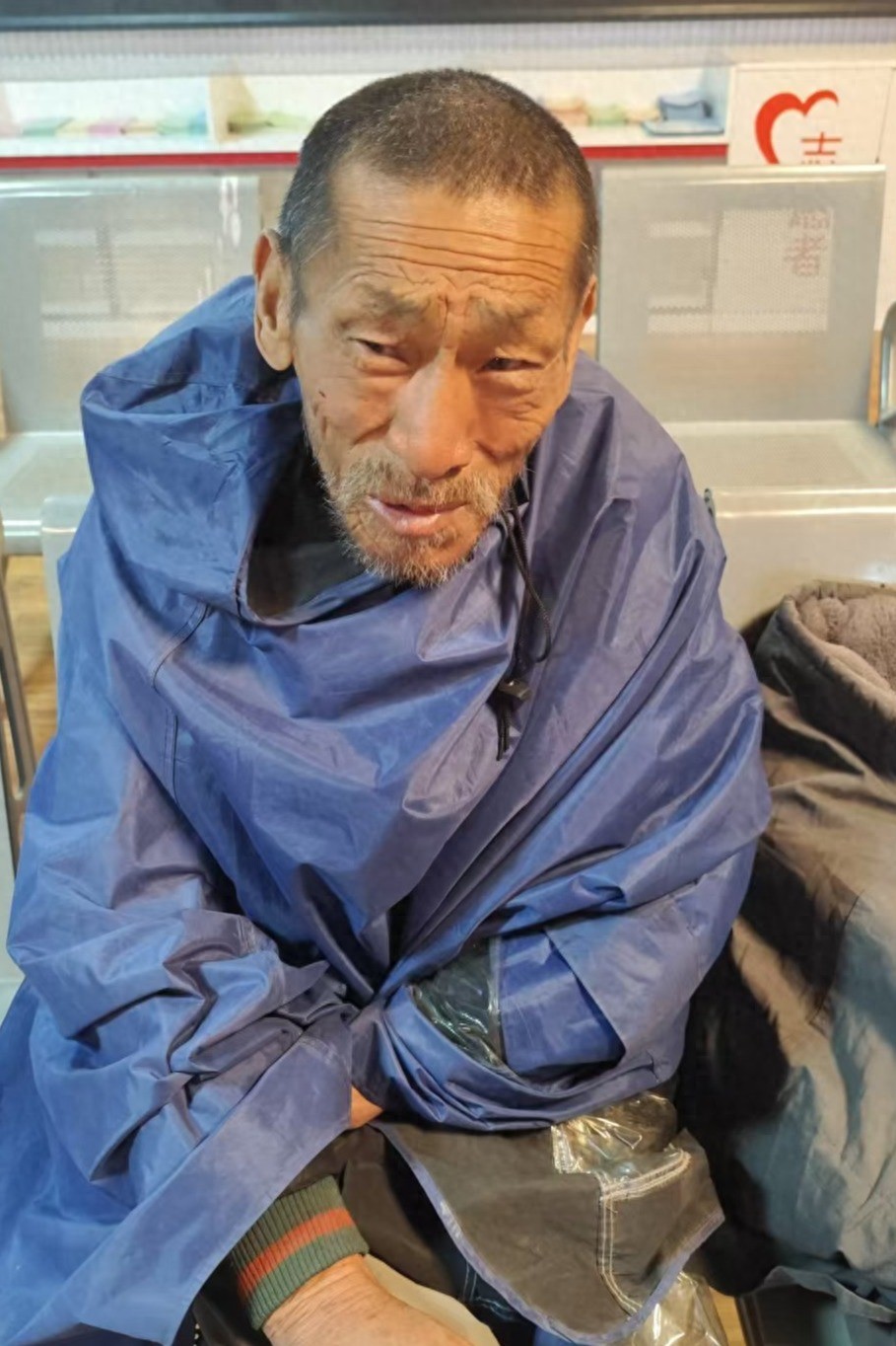 走失者照片 商丘市寻亲：七旬老人被救助，穿黑色...