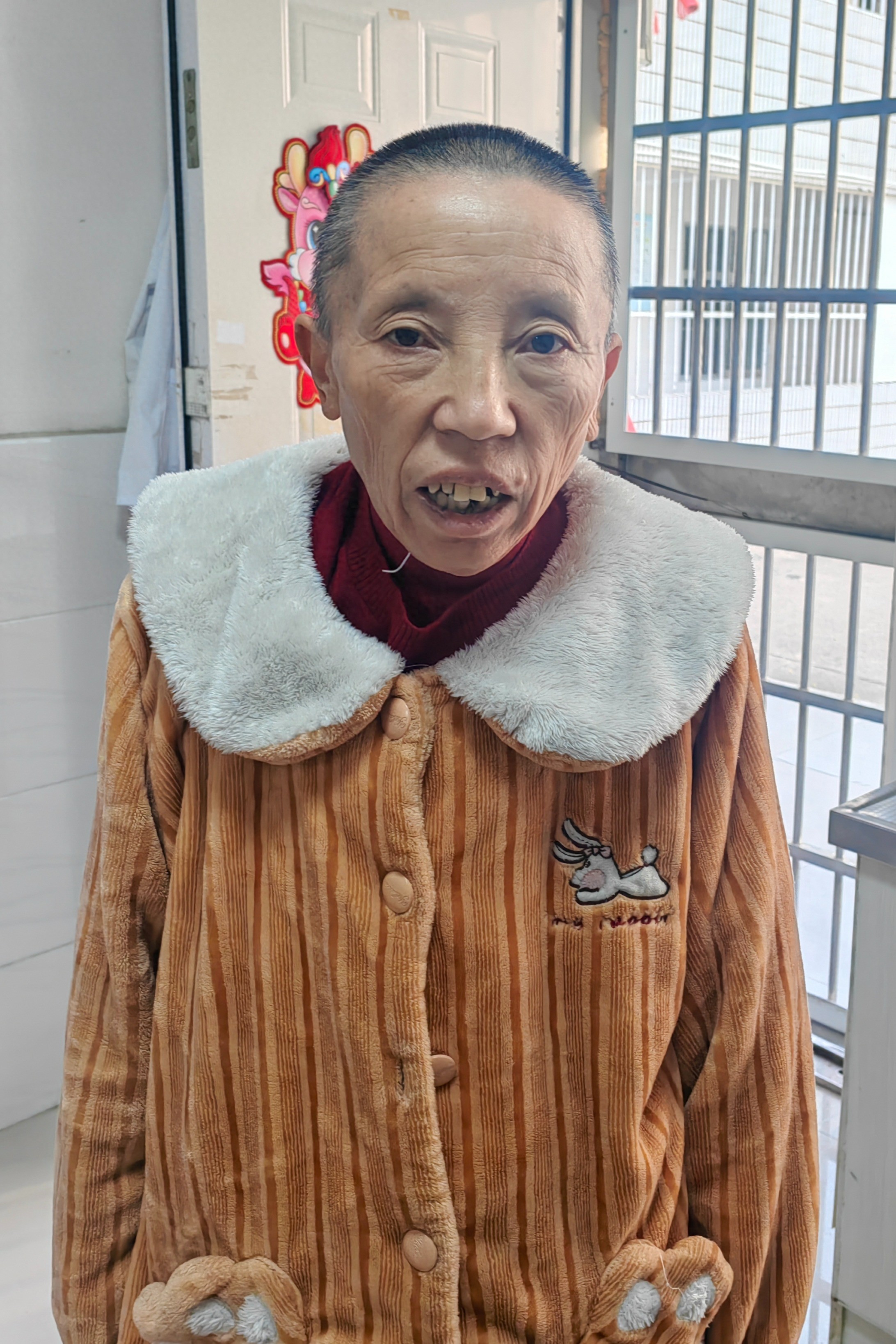 走失者照片 盐城市寻亲：六旬老太被救助，穿紫红...