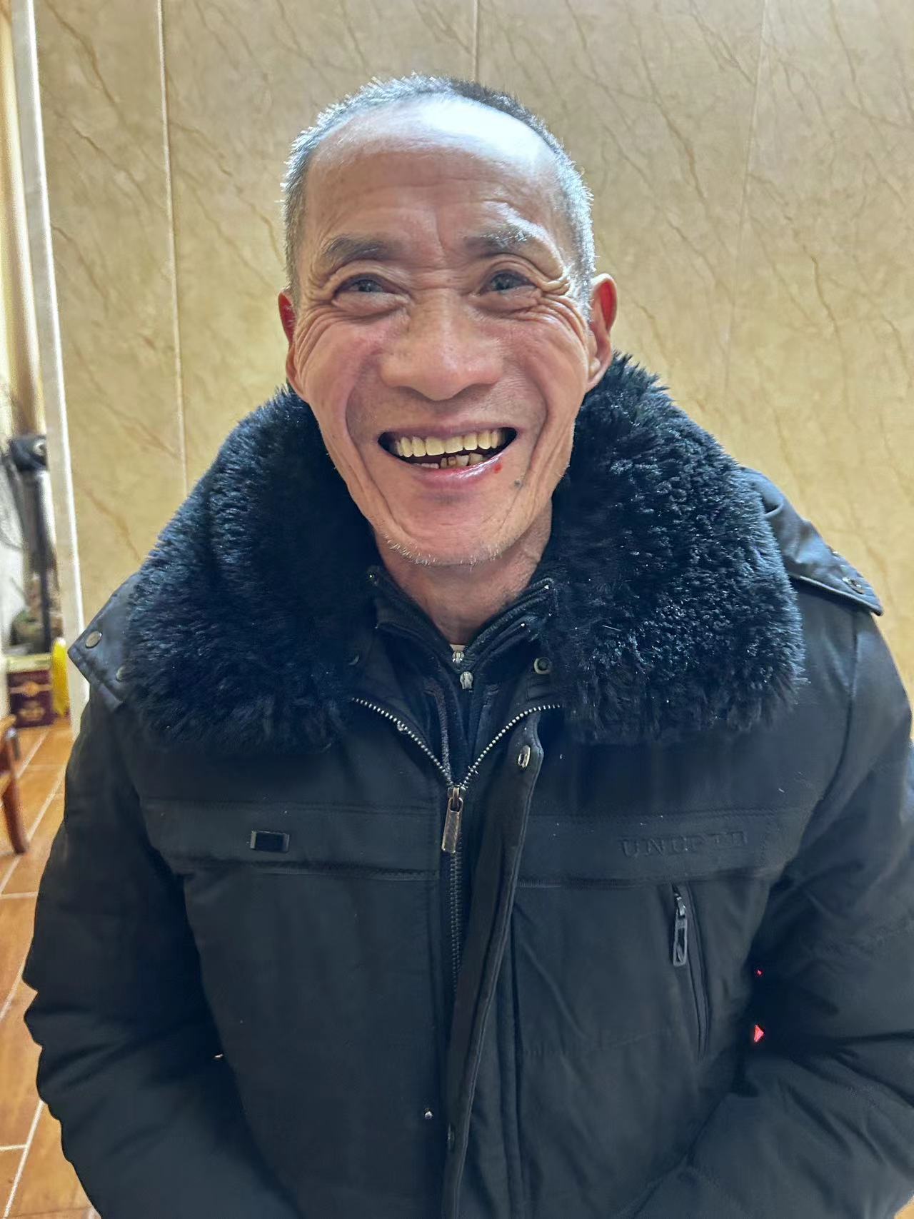 走失者照片 芜湖市寻人：七旬老人走失，穿白色长...