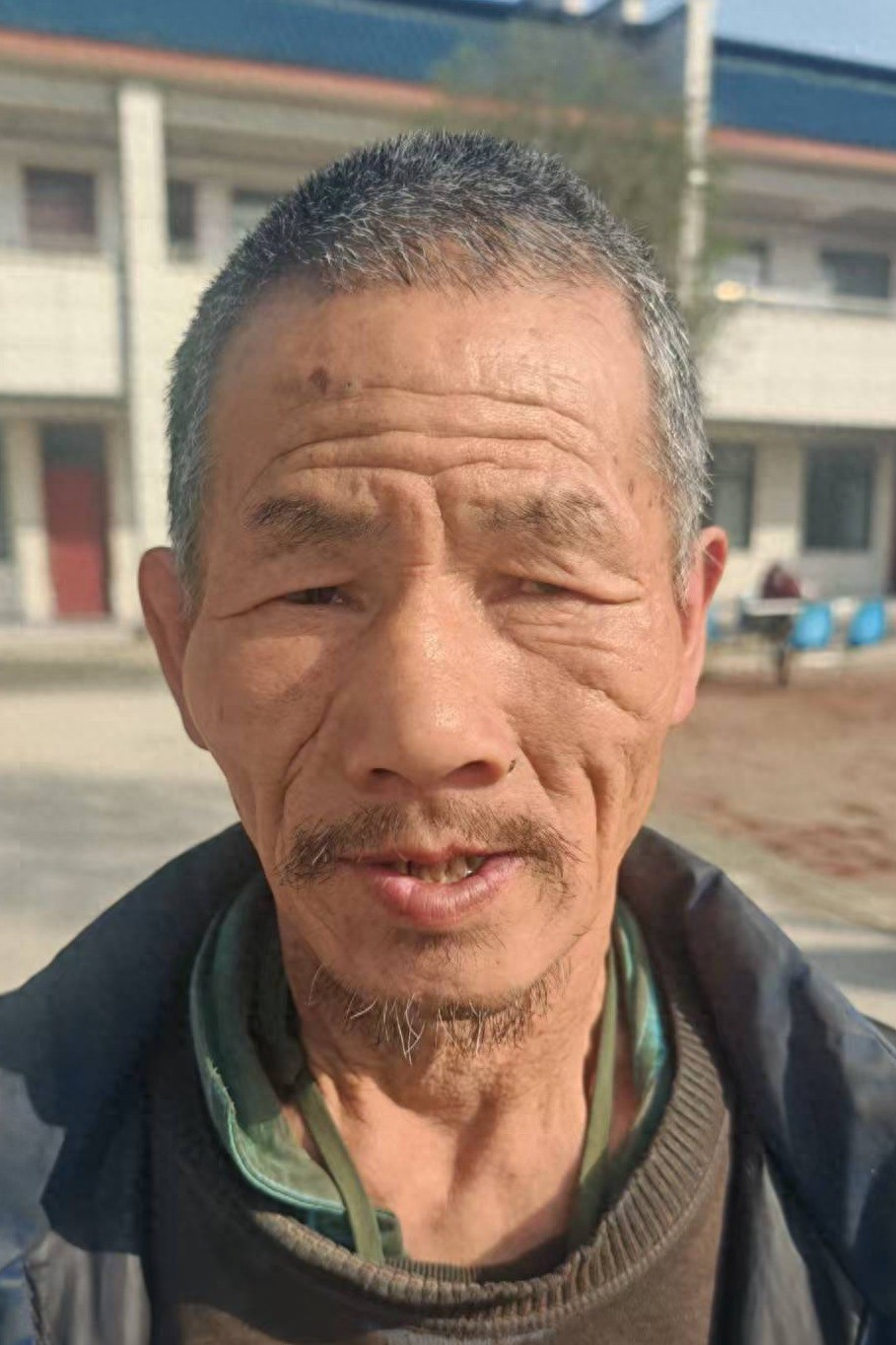 走失者照片 南阳市寻亲：六旬老人被救助，穿蓝色...
