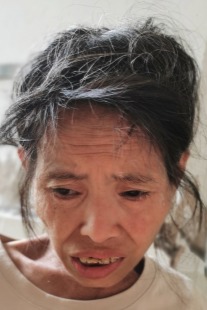 走失者照片 玉林市寻亲：六旬老太被救助，穿米色...