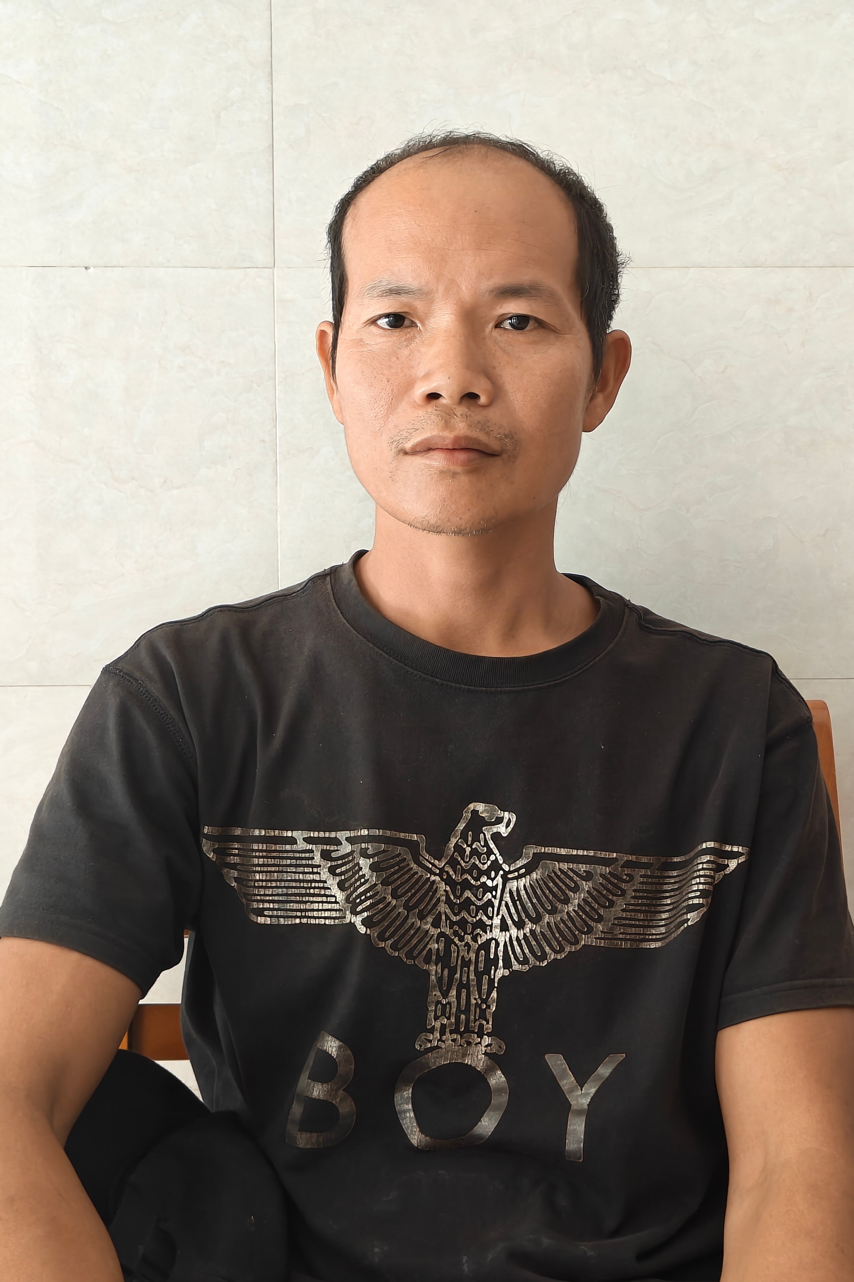 走失者照片 崇左市寻亲：中年男子被救助，穿黑色...