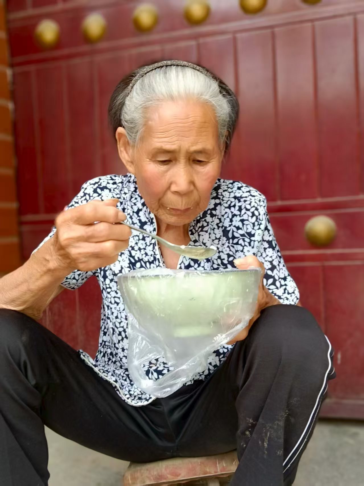 走失者照片 宝鸡市寻人：八旬老太走失，穿红色羊...