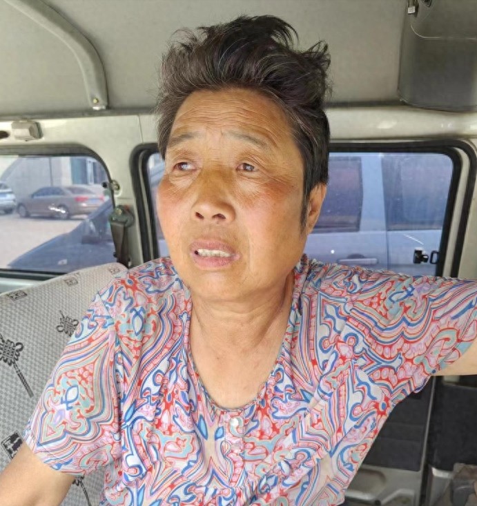 走失者照片 日照市寻亲：六旬老太被救助，穿花格...