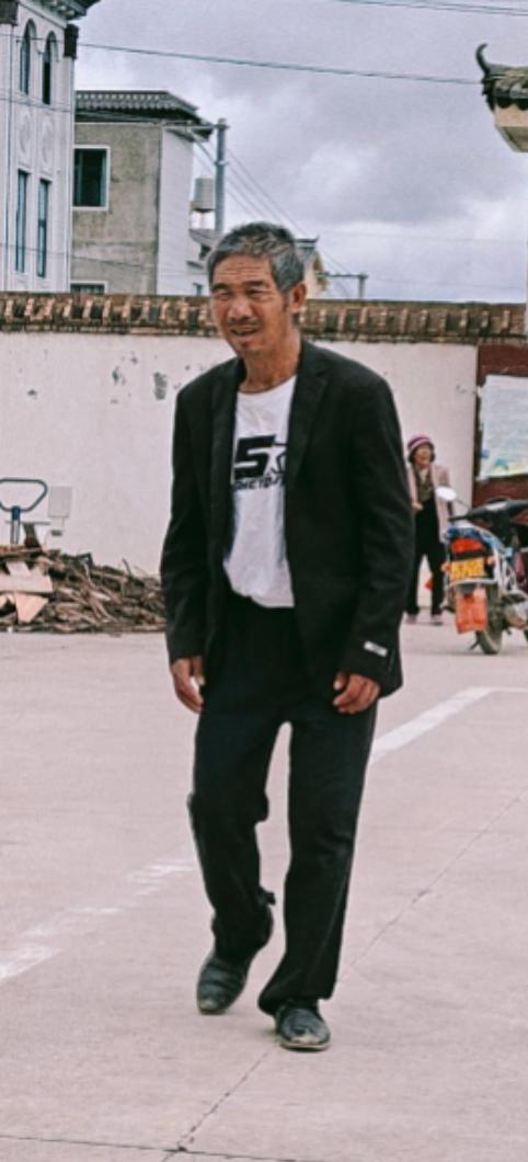 走失者照片 曲靖市寻人：六旬老人走失，穿黑色外...
