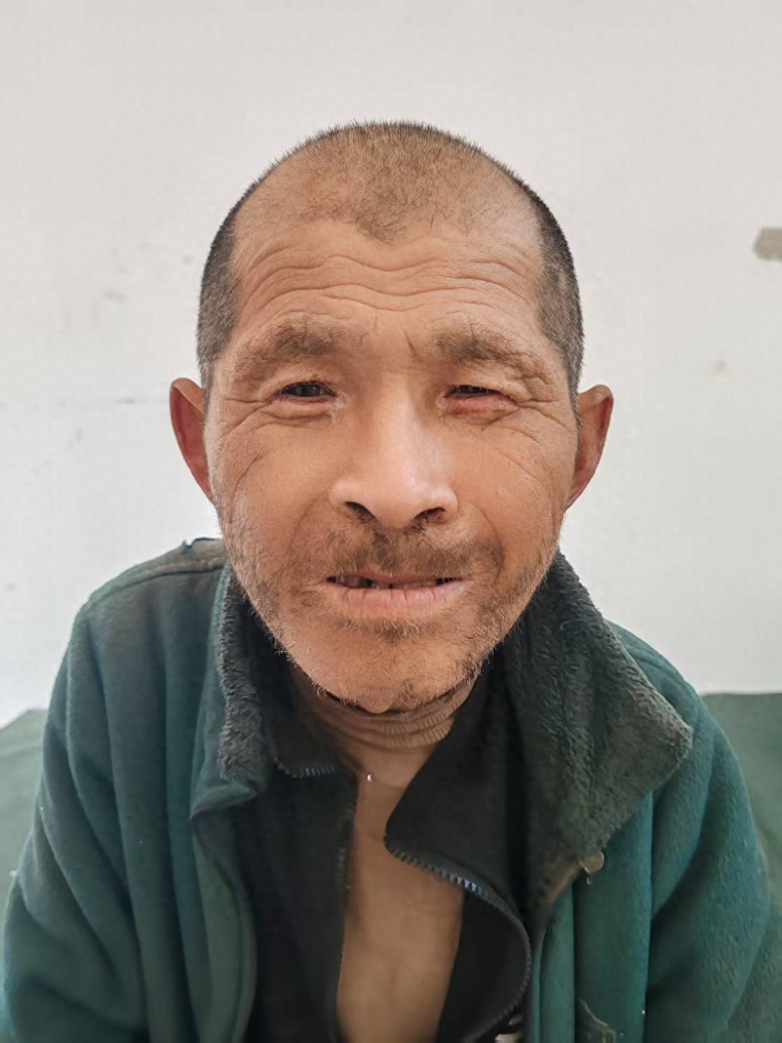 走失者照片 聊城市寻亲：六旬老人被救助，穿深绿...