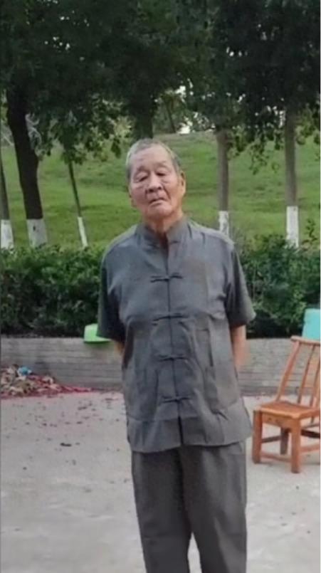 走失者照片 荆州市寻人：八旬老人走失，穿条纹短...