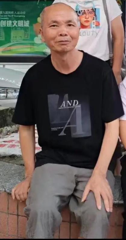 走失者照片 清远市寻人：五旬男子走失，穿灰白色...