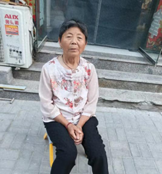 走失者照片 商丘市寻人：六旬老太走失，穿蓝色花...