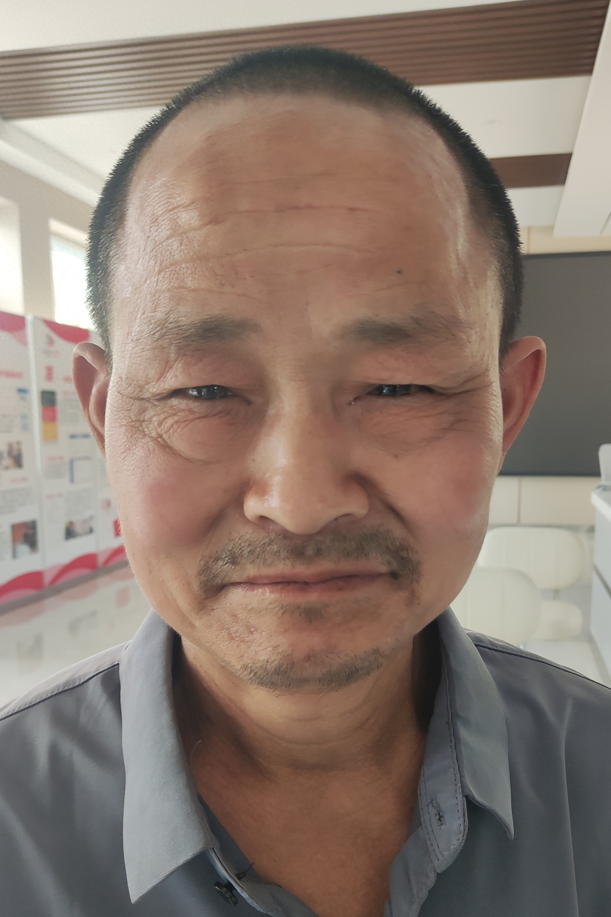 走失者照片 东营市寻亲：五旬男子被救助，穿灰色...